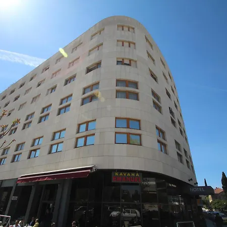 Happy Brothers - Center Of Split